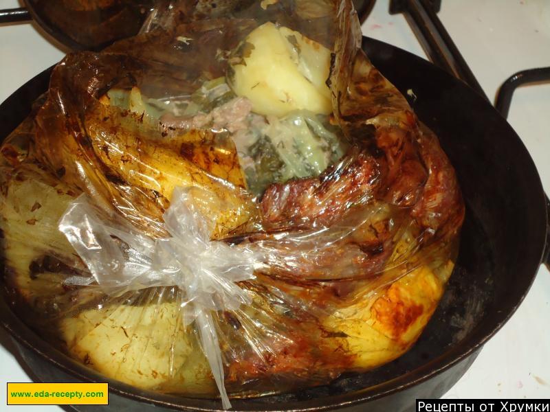 Шаг 6 приготовления Запеченное мясо в рукаве с майонезом, картошкой и луком