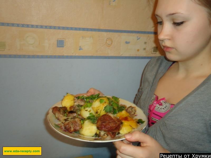 Шаг 7 приготовления Запеченное мясо в рукаве с майонезом, картошкой и луком