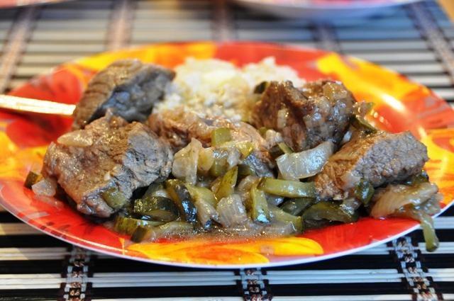 Обложка рецепта Тушеное мясо говядины с солеными огурцами