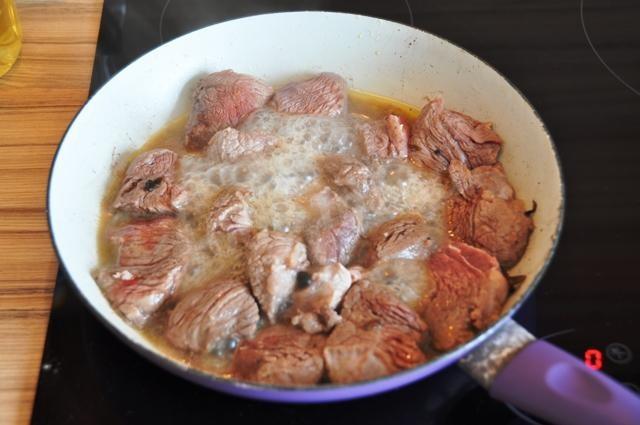 Шаг 5 приготовления Тушеное мясо говядины с солеными огурцами