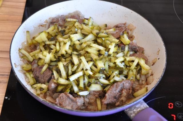 Шаг 7 приготовления Тушеное мясо говядины с солеными огурцами