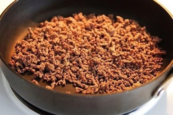 Шаг 1 приготовления Макароны Чизбургер с помидорами