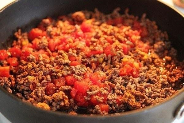 Шаг 2 приготовления Макароны Чизбургер с помидорами