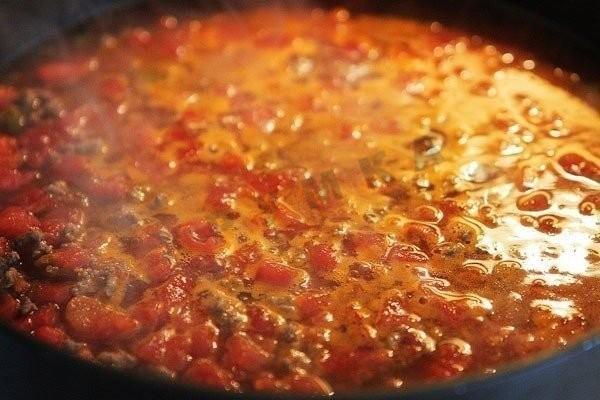 Шаг 5 приготовления Макароны Чизбургер с помидорами