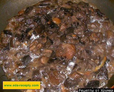 Шаг 11 приготовления Картофель с грибами и мясом в горшочке