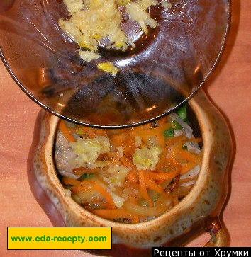 Шаг 14 приготовления Картофель с грибами и мясом в горшочке