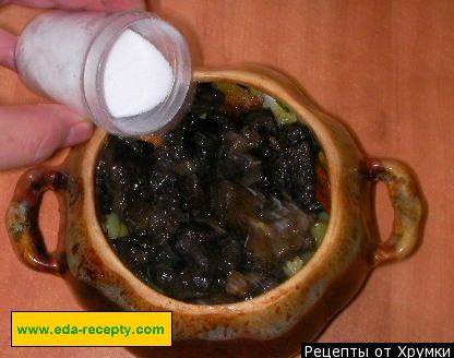Шаг 19 приготовления Картофель с грибами и мясом в горшочке
