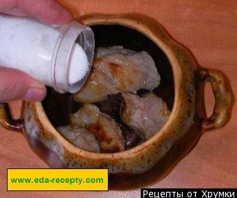 Шаг 8 приготовления Картофель с грибами и мясом в горшочке