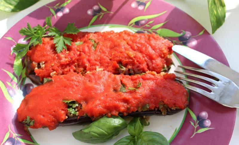 Обложка рецепта Баклажаны с отварным мясом в томатном соусе