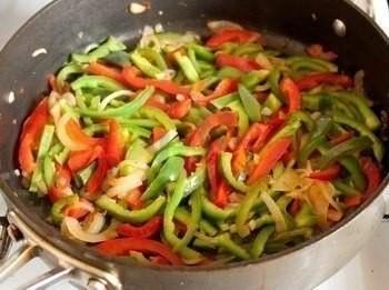 Шаг 3 приготовления Пеппероната с курицей