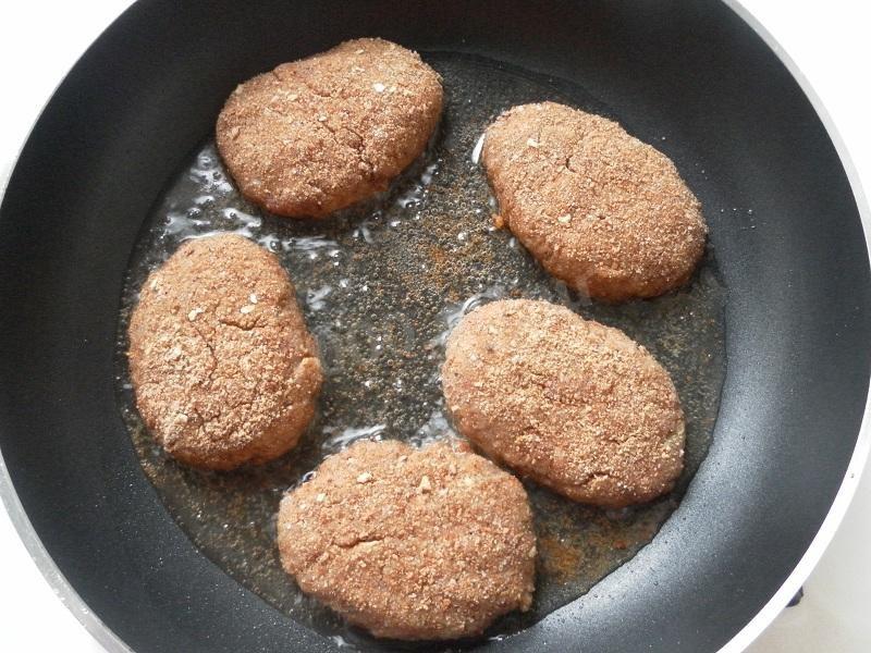 Шаг 11 приготовления Жареные в панировке котлеты из смешанного фарша