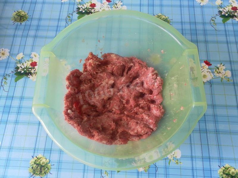 Шаг 2 приготовления Жареные в панировке котлеты из смешанного фарша