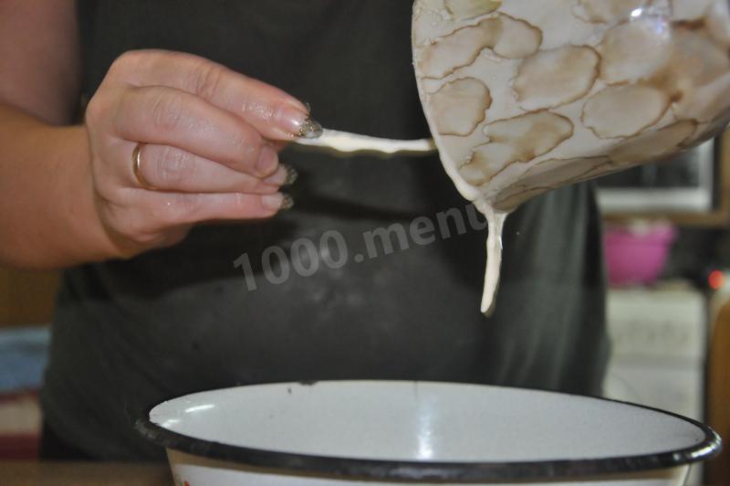 Шаг 2 приготовления Итальянская тонкая пицца с ветчиной, сыром и грибами