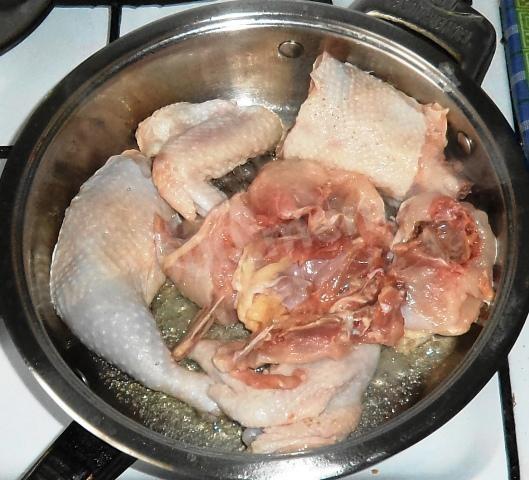 Шаг 2 приготовления Тушеная курица с кукурузой и томатами