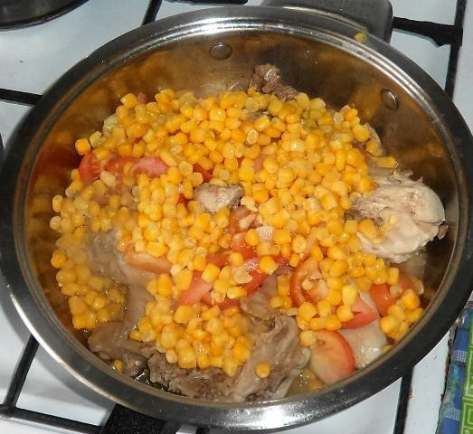 Шаг 5 приготовления Тушеная курица с кукурузой и томатами