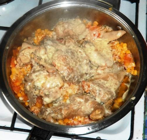 Шаг 7 приготовления Тушеная курица с кукурузой и томатами