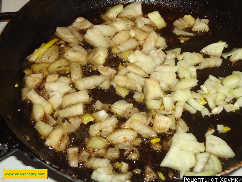 Шаг 6 приготовления Курица с черносливом в горшочках по гречески