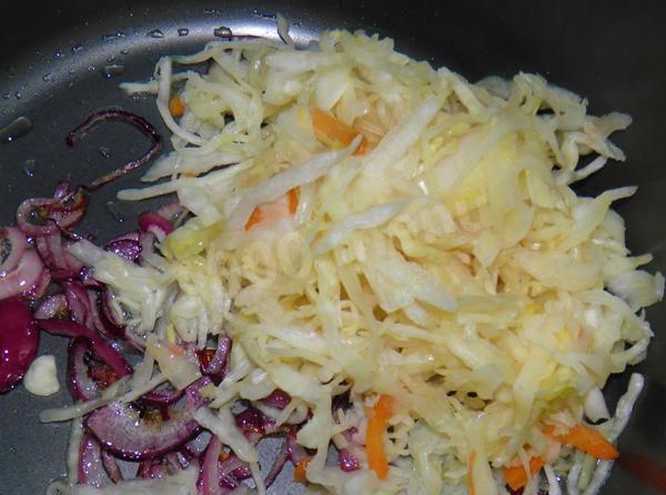Шаг 5 приготовления Квашеная капуста с мясом в мультиварке