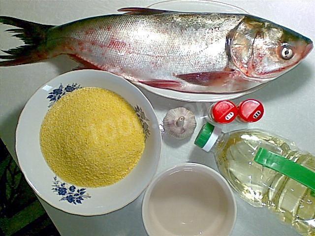 Шаг 1 приготовления Мамалыга с муждеем и жареной рыбой