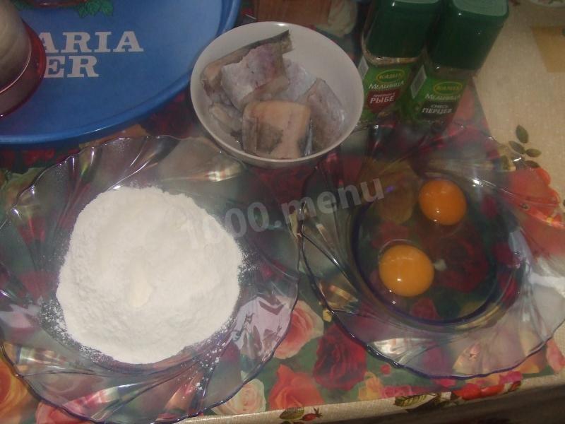 Шаг 1 приготовления Минтай в кляре на сковородке с оладьями