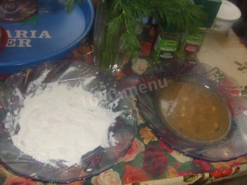 Шаг 9 приготовления Минтай в кляре на сковородке с оладьями