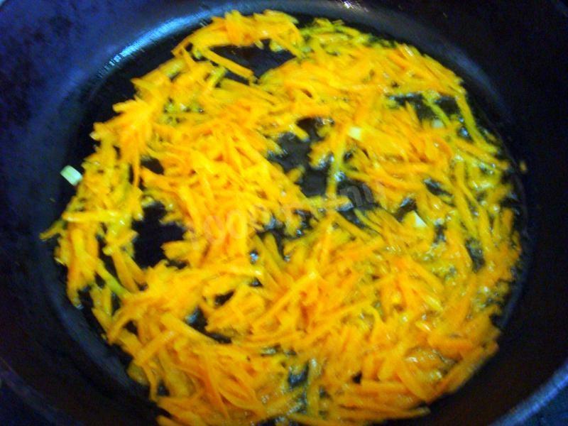 Шаг 7 приготовления Плов с куриной грудкой в горшочках в духовке