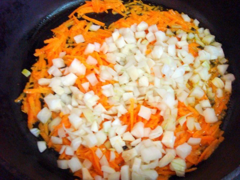 Шаг 8 приготовления Плов с куриной грудкой в горшочках в духовке