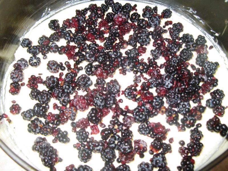 Шаг 4 приготовления Запеканка детская с творогом и ежевикой