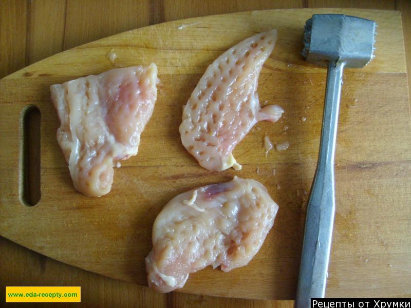 Шаг 2 приготовления Куриное филе в духовке с картофелем сыром яйцом