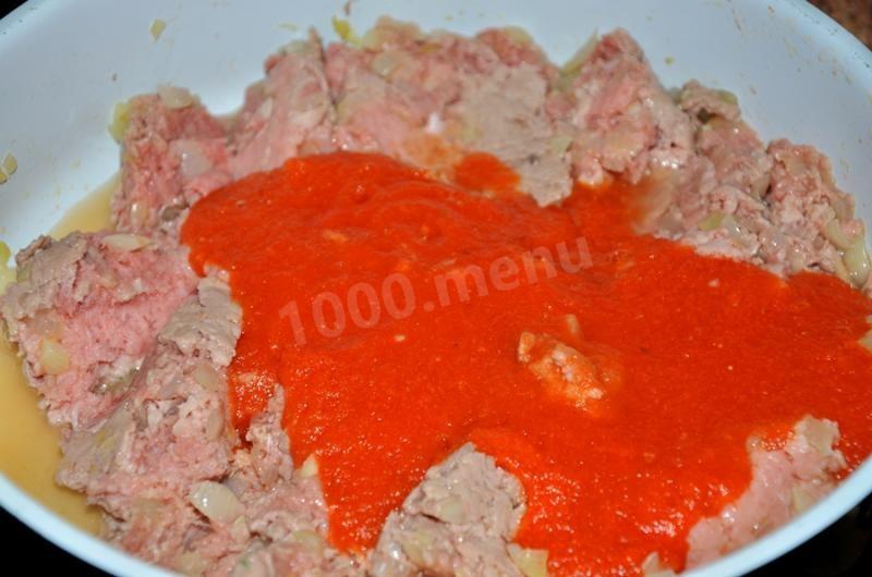 Шаг 8 приготовления Каннеллони с мясным фаршем, помидорами и сыром