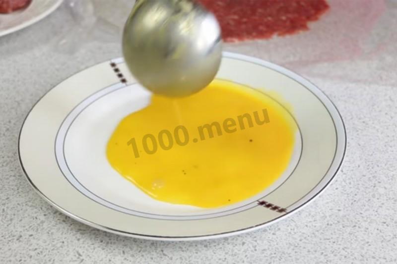 Шаг 3 приготовления Куриный бризоль со сметанной начинкой