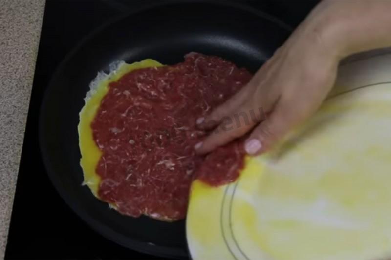 Шаг 4 приготовления Куриный бризоль со сметанной начинкой