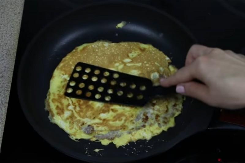 Шаг 5 приготовления Куриный бризоль со сметанной начинкой