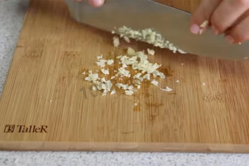 Шаг 7 приготовления Куриный бризоль со сметанной начинкой