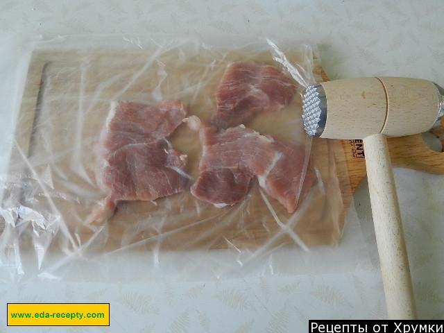 Шаг 3 приготовления Мясо в духовке с сыром