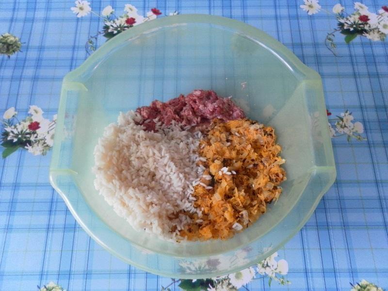 Шаг 12 приготовления Мясные тефтели с рисом и овощами в томатном соусе