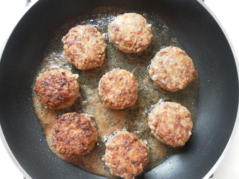 Шаг 18 приготовления Мясные тефтели с рисом и овощами в томатном соусе