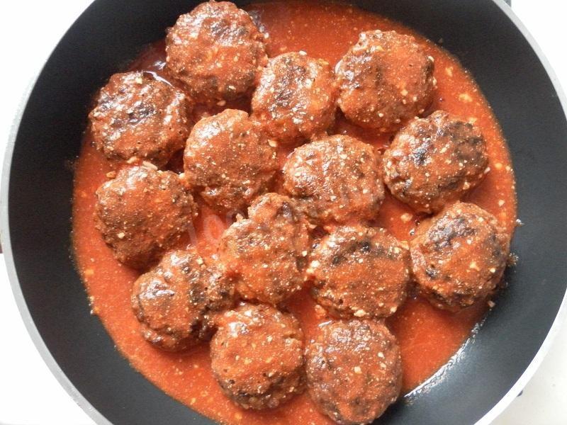 Шаг 22 приготовления Мясные тефтели с рисом и овощами в томатном соусе