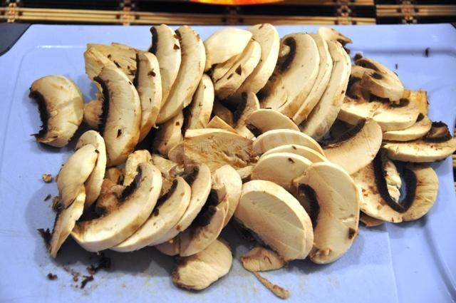 Шаг 2 приготовления Макароны с грибами и яйцом