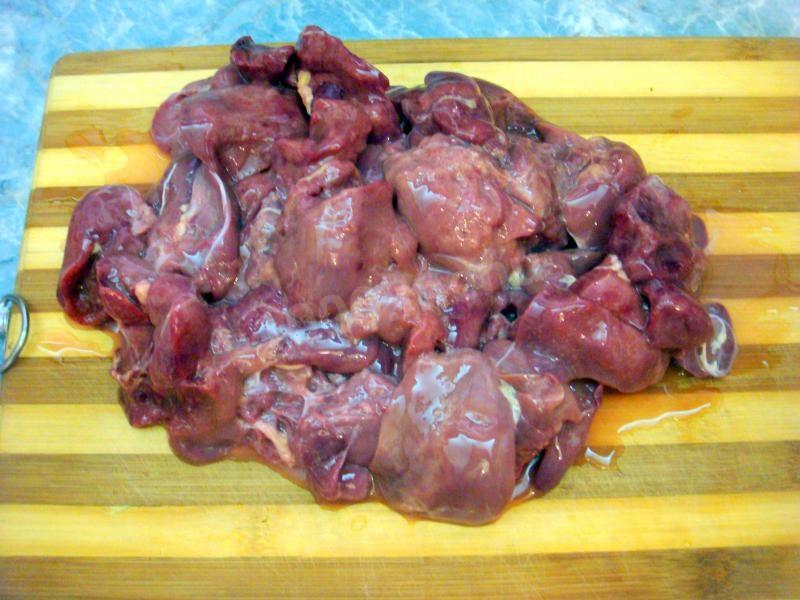 Шаг 3 приготовления Куриная печень в мультиварке с луком и травами