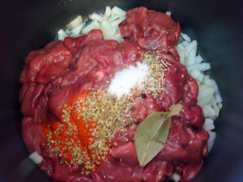 Шаг 5 приготовления Куриная печень в мультиварке с луком и травами