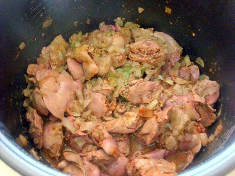 Шаг 6 приготовления Куриная печень в мультиварке с луком и травами