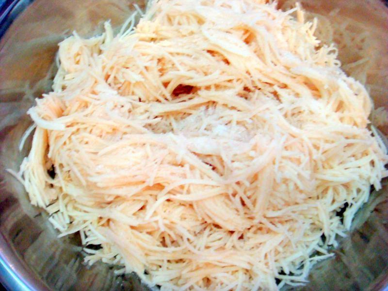 Шаг 2 приготовления Латкес