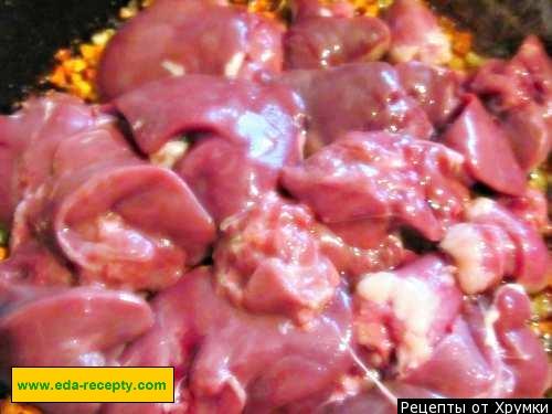 Шаг 5 приготовления Куриная печень и сердечки в майонезном соусе