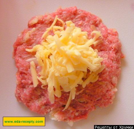 Шаг 11 приготовления Котлеты из трех видов мяса с сыром и чесноком