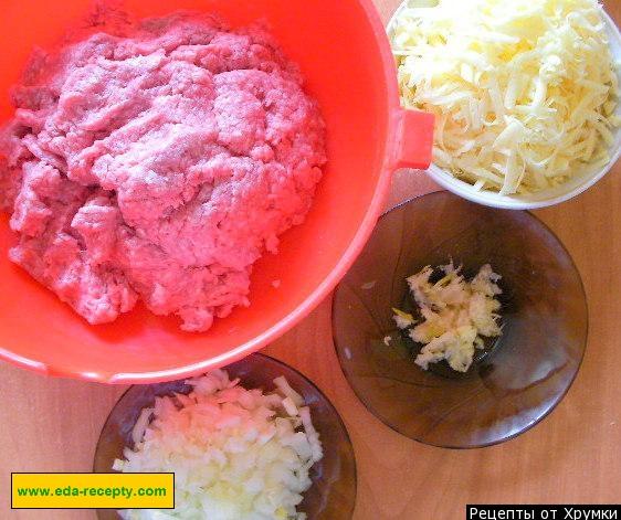 Шаг 3 приготовления Котлеты из трех видов мяса с сыром и чесноком