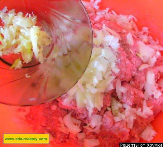 Шаг 7 приготовления Котлеты из трех видов мяса с сыром и чесноком