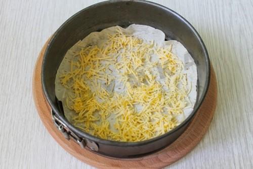 Шаг 4 приготовления Пицца на тонком лаваше запеченная с копченой колбасой