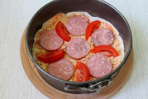 Шаг 9 приготовления Пицца на тонком лаваше запеченная с копченой колбасой