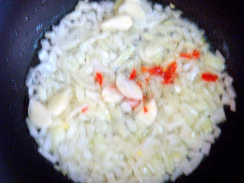 Шаг 2 приготовления Яичница глазунья с овощами и зеленью